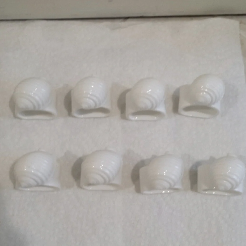 Set of 8 ceramic shell napkin ring holders